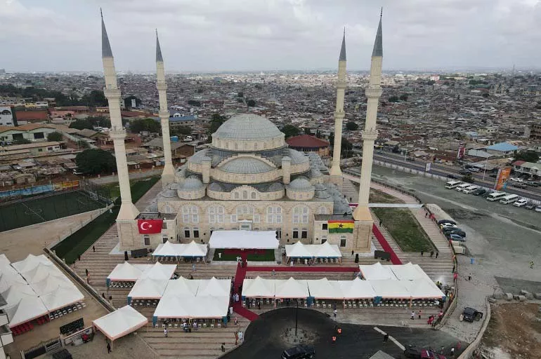 Türkiye'nin Gana'da inşa ettiği Millet Cami ve Külliyesi ibadete açıldı