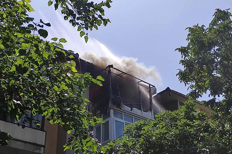 Üsküdar'da bir binada yangın çıktı