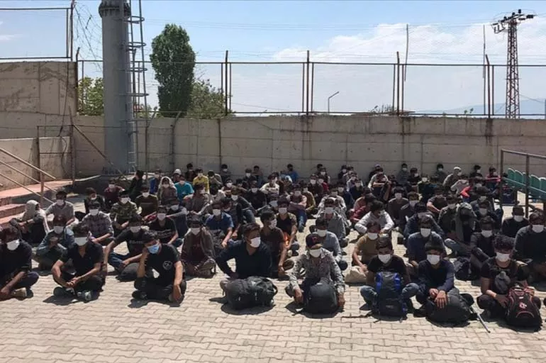 Van'da yapılan göçmen kaçakçılığından 13 kişi yakalandı