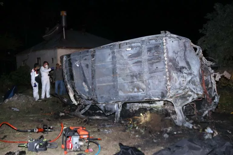 Van'da feci kaza! Düzensiz göçmenleri taşıyan minibüs şarampole devrildi