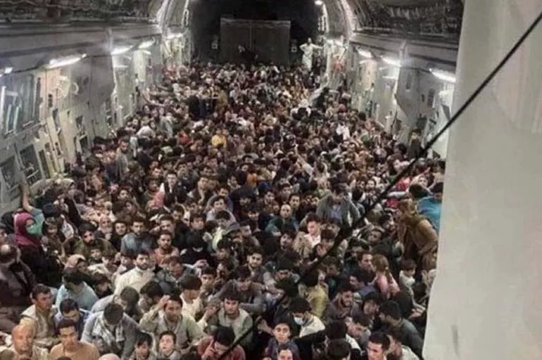 ABD'nin tahliye uçağında 640 Afgan tahliye edildi
