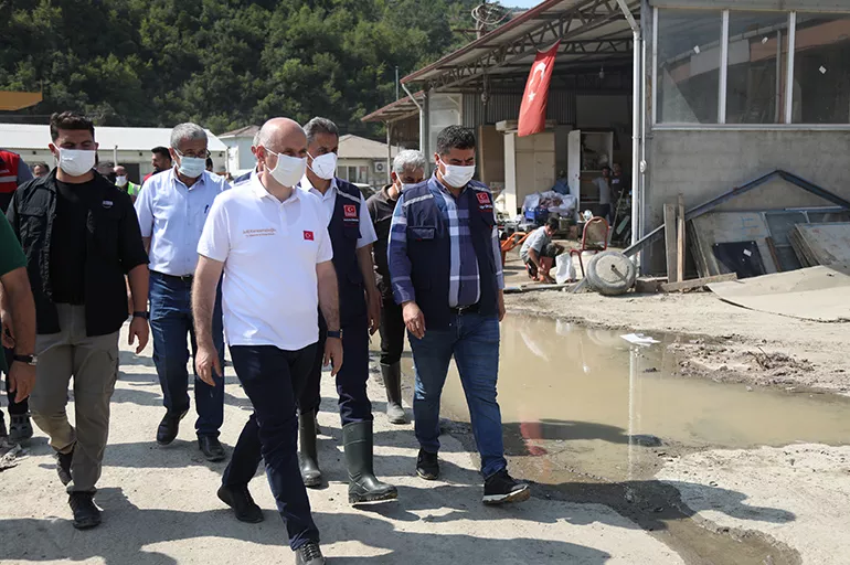 Afetzedeleri yalnız bırakmayan Bakan Karaismailoğlu bu defa Sinop'ta incelemelerde bulundu