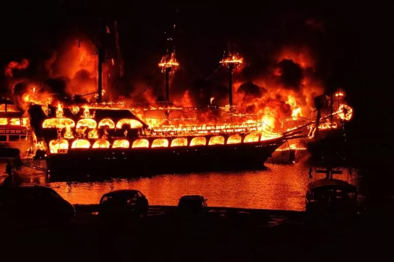 Alanya’da 4 gezi teknesi yandı facianın eşiğinden dönüldü