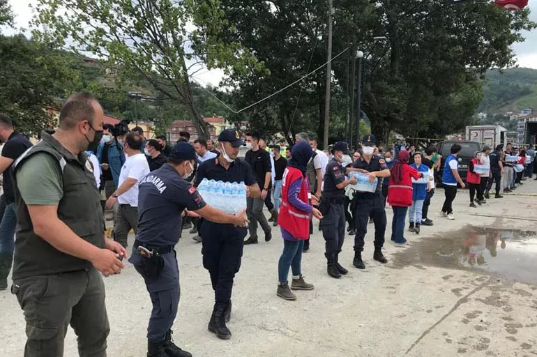 Ayancık'ta selden etkilenen vatandaşlara tırlarla içme suyu getirildi