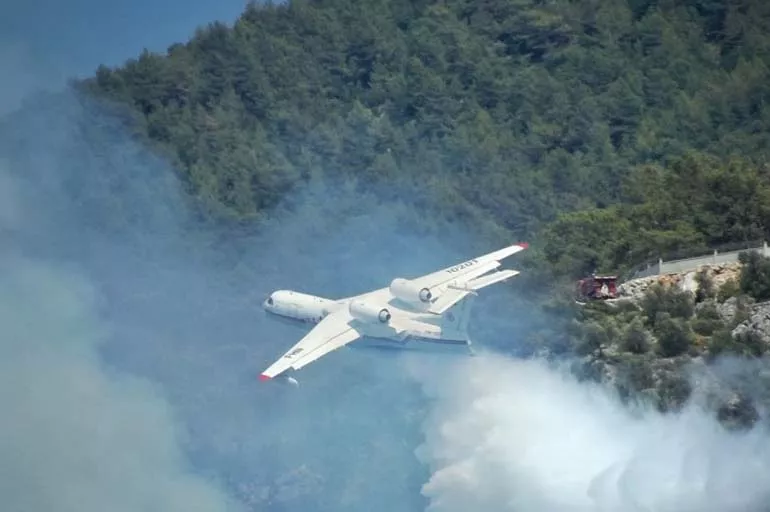 Azerbaycan’ın yangın söndürme uçağı Dalaman yangınına müdahale ediyor