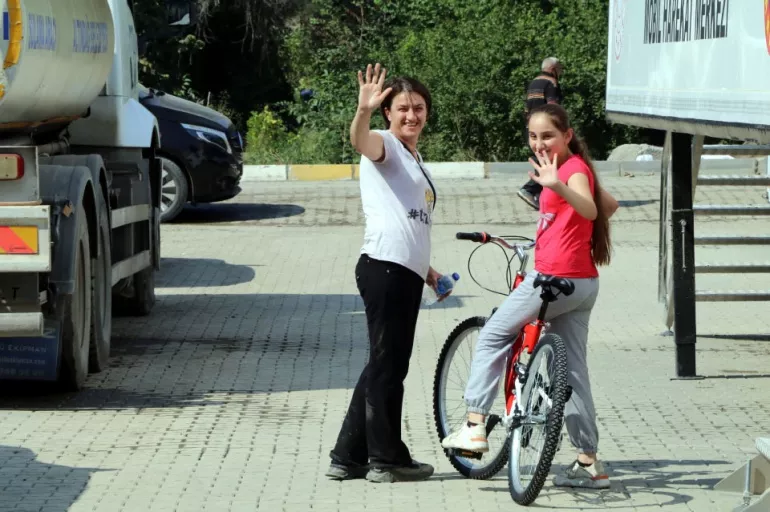 Bakan Murat Kurum selde bisikletini kaybeden Hira'ya sürpriz yaptı