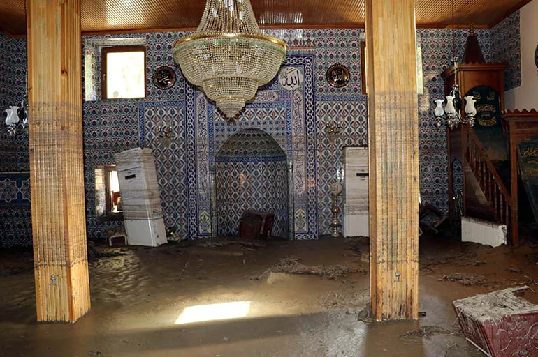 Bakanlık sel felaketinden etkilenen köye 2 günde cami inşa etti