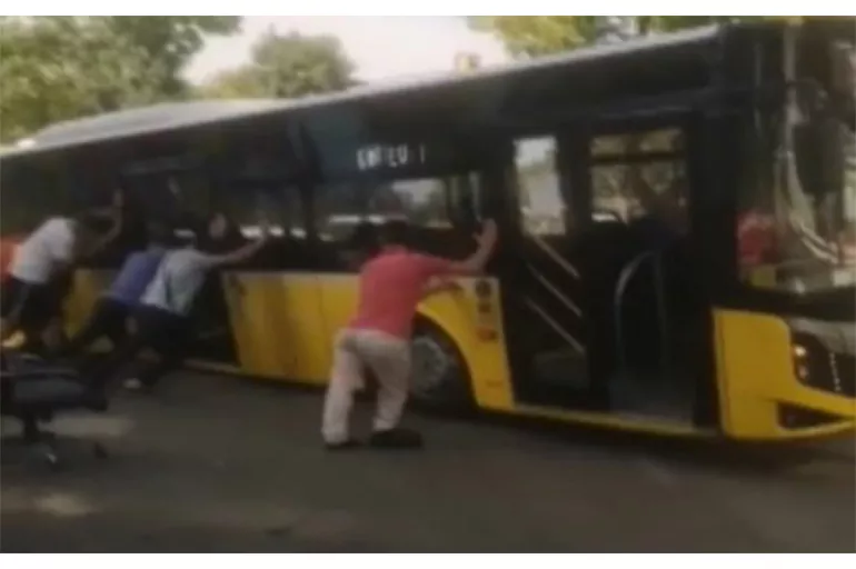 Bayrampaşa'da İETT otobüsünü vatandaşlar kurtardı! Bu görüntüler de mi eski İBB?