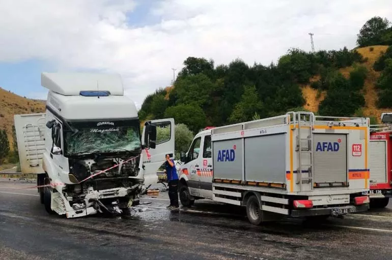 Bitlis'te TIR ile kamyonet çarpıştı, 2 kişi öldü