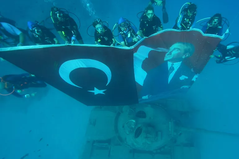 Büyük Taarruz'un yıl dönümünde deniz altında 45 tonluk tankla poz