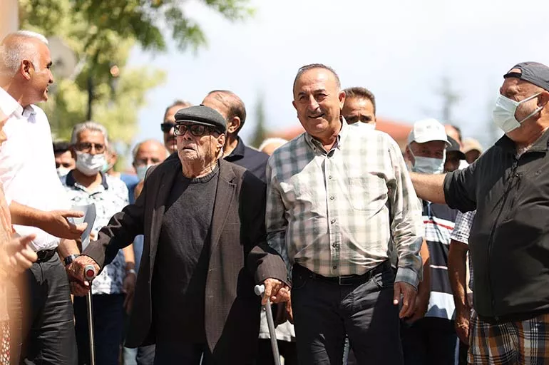 Çavuşoğlu ve Ersoy Antalya'da yangından zarar gören vatandaşları ziyaret etti
