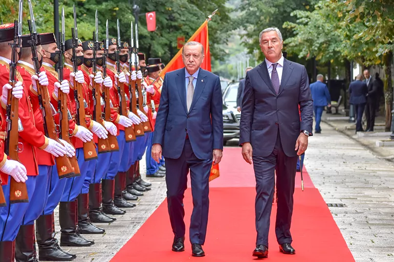 Cumhurbaşkanı Erdoğan, Karadağ'da resmi törenle karşılandı