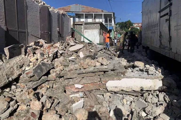 Depremin vurduğu Haiti'de tsunami paniği! Sokakları su bastı, herkes kaçışıyor
