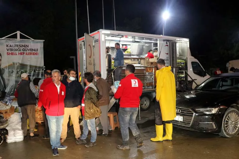Devlet kurumları bütün imkanlarıyla Batı Karadeniz'deki afet bölgesinde yaraları sarıyor