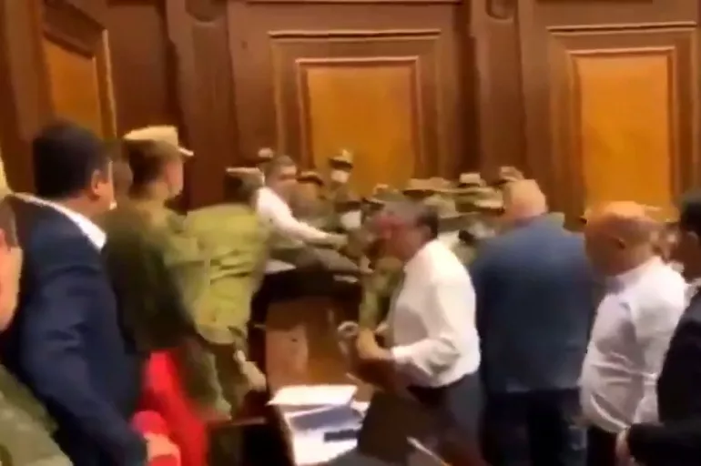 Ermenistan parlamentosu karıştı! Mecliste gergin anlar