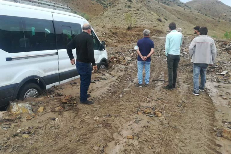 Erzincan'da heyelan nedeniyle kara yolu ulaşıma kapandı