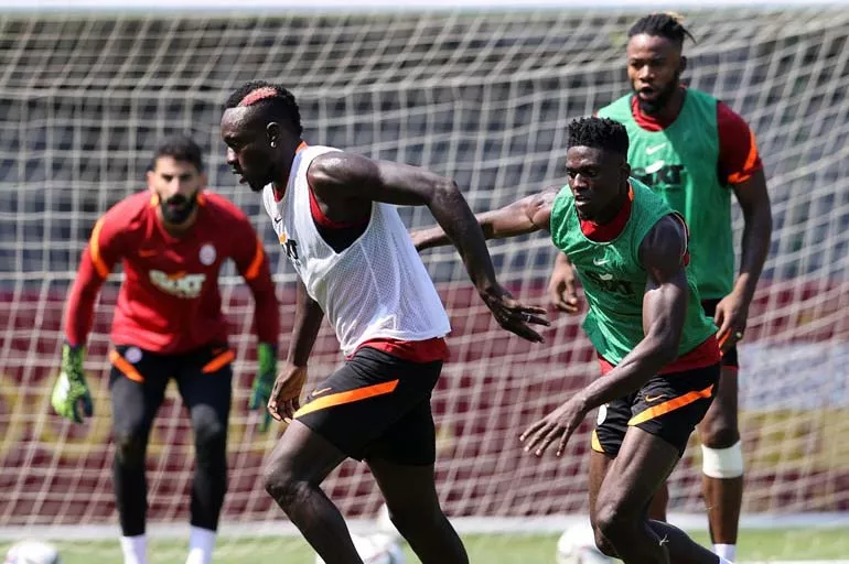 Galatasaray'da 8 futbolcu gönderiliyor