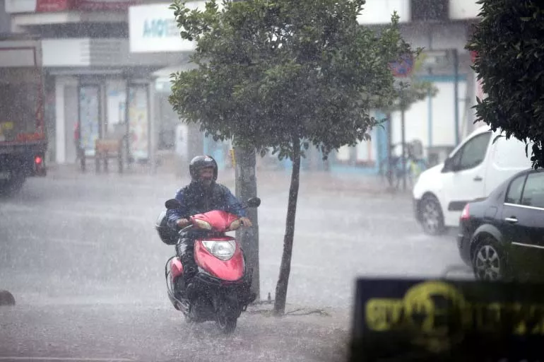 Güne yağmurla başlayan Antalya'da sevinç yaşandı