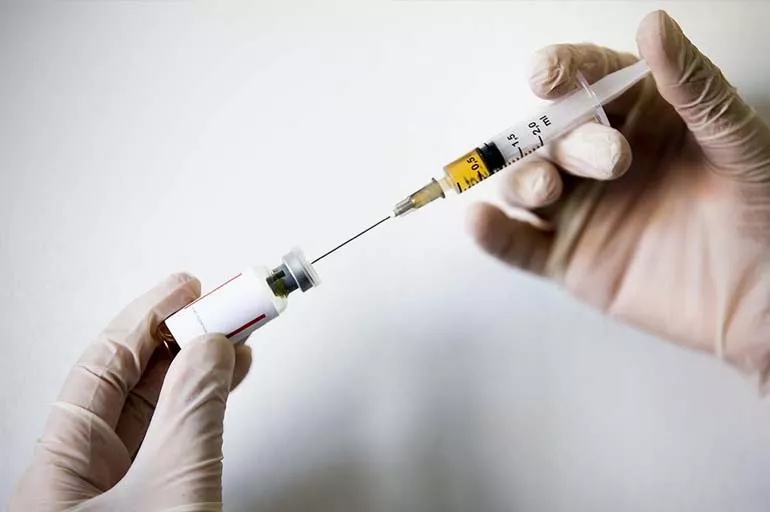 Hükümetlerdan koronavirüs aşısı olan vatandaşlara hediye