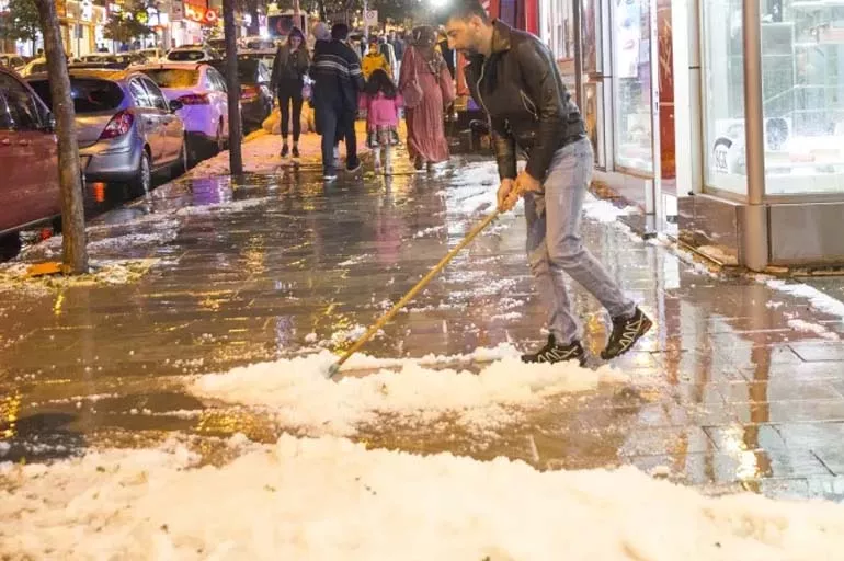 İklim değişiyor! Meteoroloji uyarmıştı: Yaz ortasında Erzurum'a dolu yağdı, kent beyaza büründü