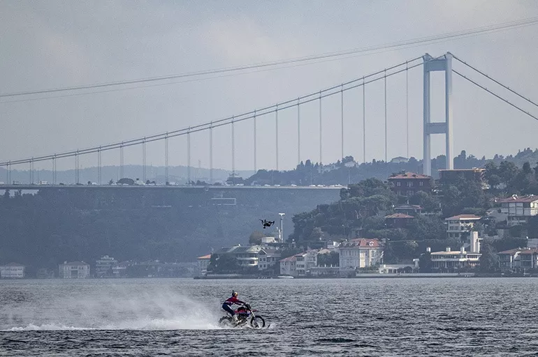 İstanbul Boğazı'nda bir ilk! Robbie Maddison denizin üzerinden motosikletle geçti