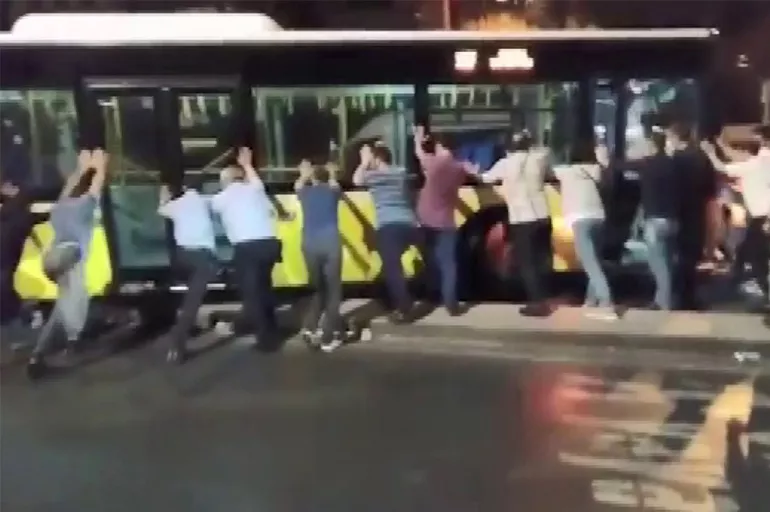 İstanbul'da İETT sorunları bitmiyor! Salacak'ta bir otobüs yolda kaldı, yolcular itti
