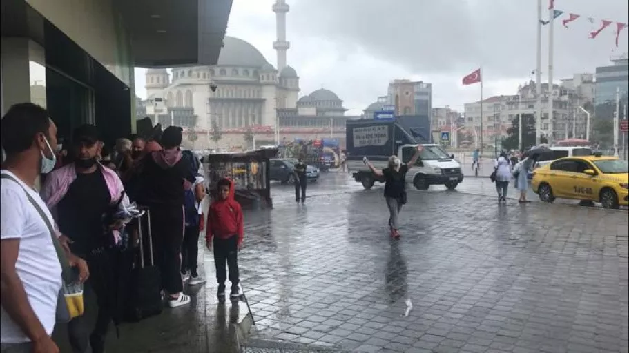 İstanbul'da sağanak yağış! Bir anda bastırdı