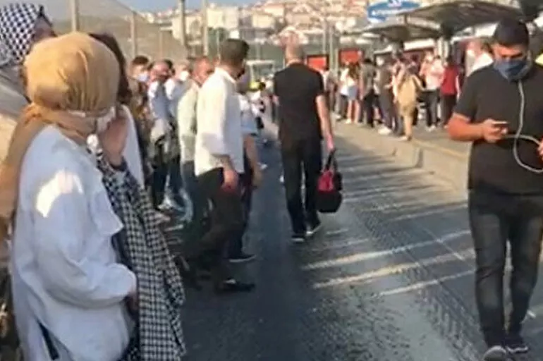 İstanbullunun çilesi bitmiyor! Yine metrobüs arızalandı