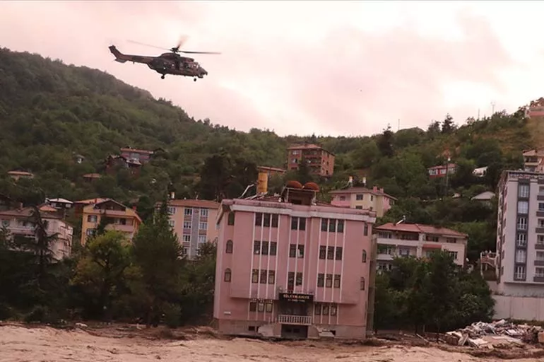 Jandarma, 6 helikopter, 2 uçak ve 2 bin 911 personelle sel bölgesinde