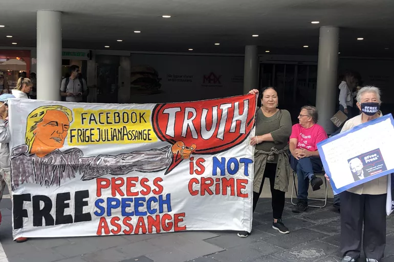 Julian Assange destekçileri İsveç'te protesto gösterisi düzenledi