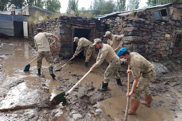 Kars'ta selin vurduğu iki köyde yardım çalışmaları devam ediyor