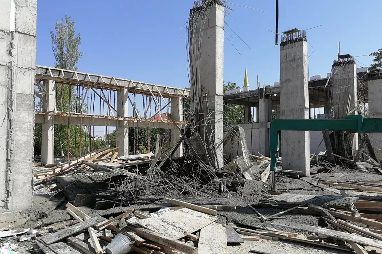 Konya'da bir inşaatın kolon imalatı çöktü! Yaralılar var