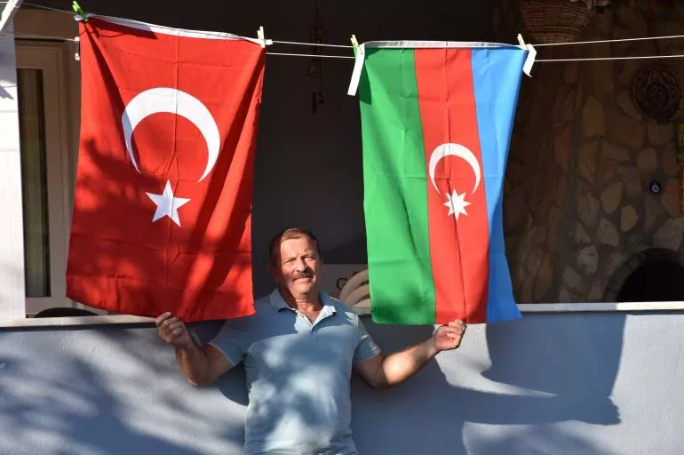 Marmaris'te Azerbaycan ekibinin kurtardığı evine Azerbaycan bayrağı astı
