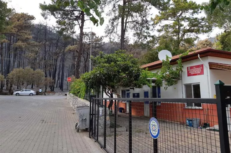 Marmaris'te belediye, bina dibindeki alevleri bile söndüremedi