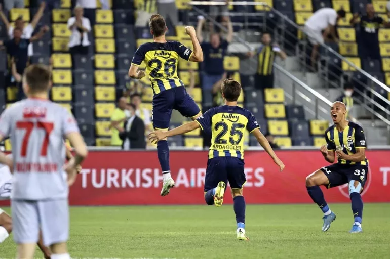 Nefes kesen maçı Fenerbahçe 2-0 önde tamamladı