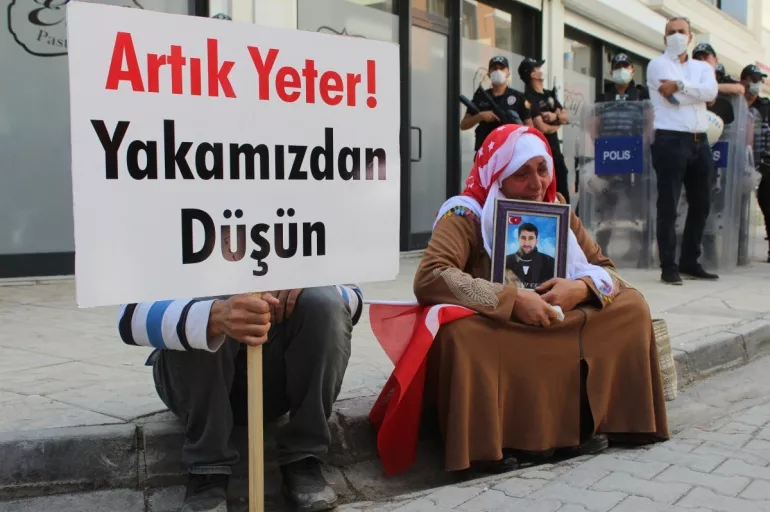 Nöbet tutan annelerin HDP isyanı: Kandil'i biz anne ve babalar yok edeceğiz