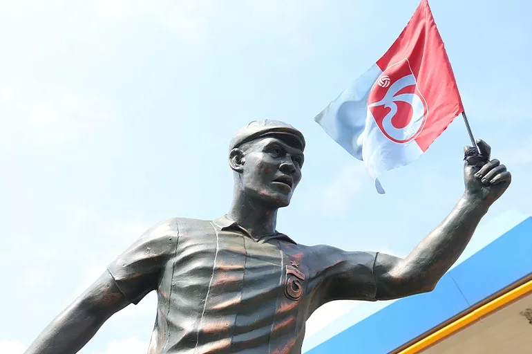 Nwakaeme'ye büyük onur! Trabzon'da heykeli dikildi