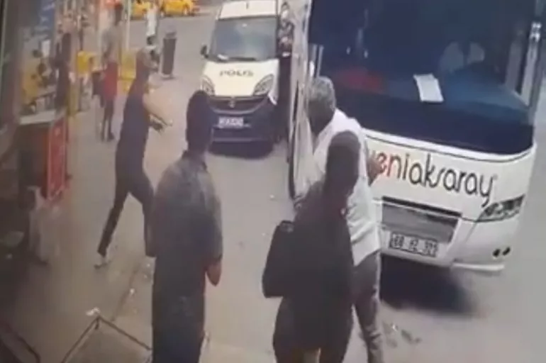 Otobüs ile araç arasında sıkışan polis memuru yaralandı
