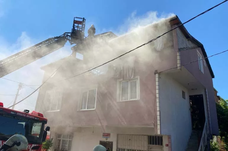 Pendik'te iki katlı binada korkutan yangın