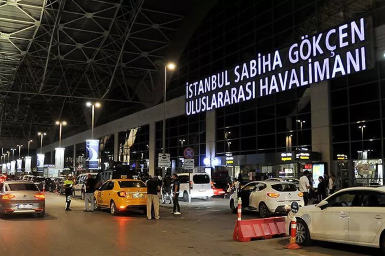 Sabiha Gökçen Havalimanı'nda yolculara Zafer Bayramı nedeniyle Türk bayrağı dağıtıldı