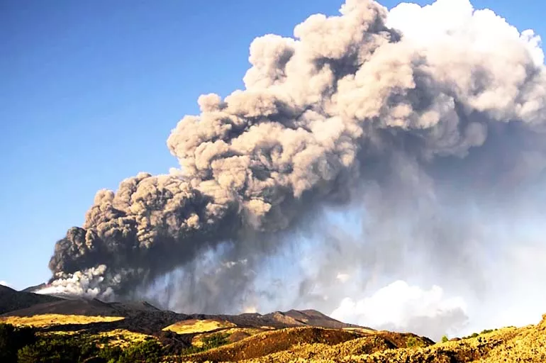 Sicilya'ya korku salan Etna yine hortladı