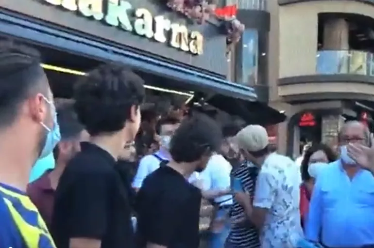 Sokak röportajlarıyla tanınan Mert Armağan Kadıköy'de saldırıya uğradı!
