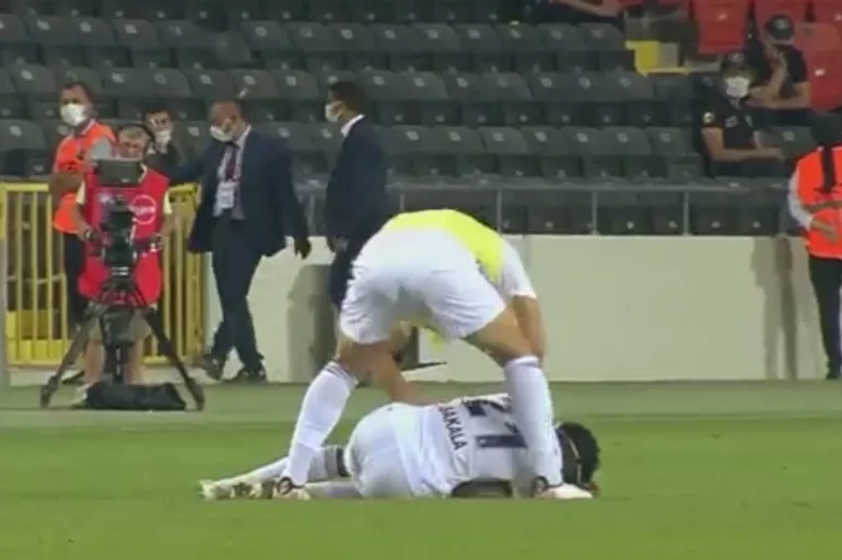 Son dakika: Beşiktaş'ta N'Sakala fenalaşarak yere yığıldı