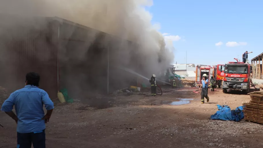 Son dakika: Karaman'da kereste deposunda yangın çıktı