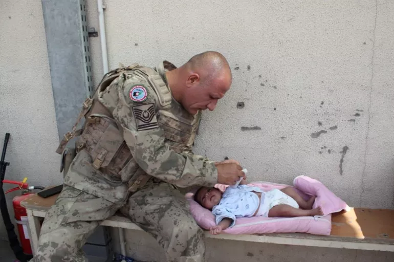 Türk askeri Afganistan'daki çocuklara yardım eli uzattı: MSB o anları paylaştı