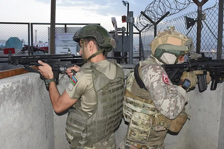 Türkiye ve Azerbaycan askerleri Kabil'de omuz omuza nöbet tutuyor