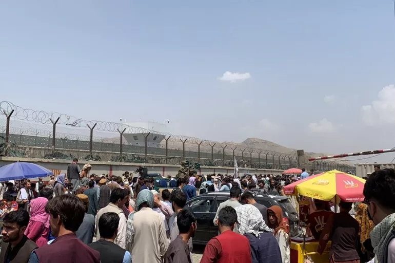 Umuda yolculuk! Binlerce Afgan kaçmak için sırada bekliyor