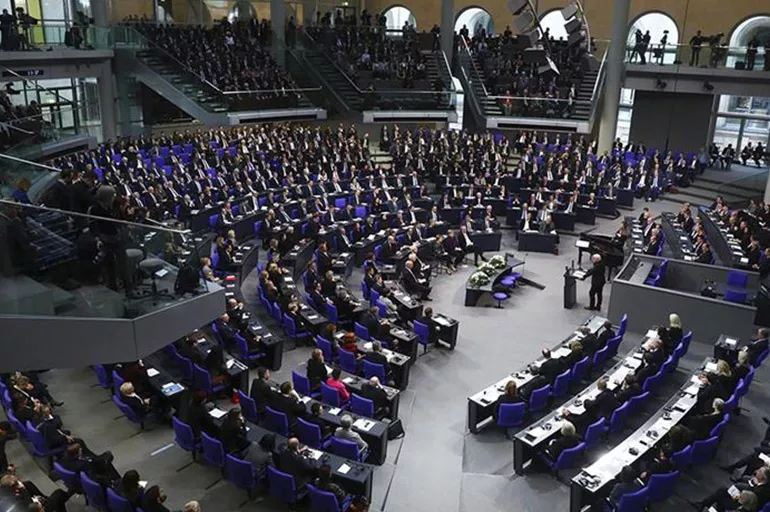 Almanya'daki seçimde kaç Türk meclise girdi?