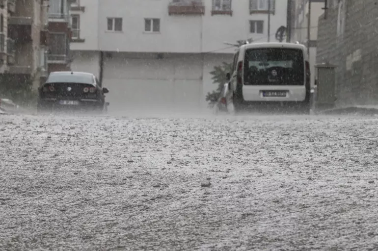 Ankara'da sağanak neticesinde yollarda su taşkınları oluştu