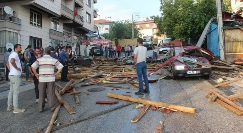 Ankara'da şiddetli fırtına ortalığı kasıp kavurdu 3 binanın çatısı uçtu